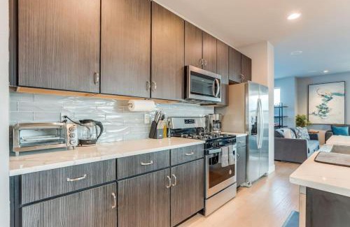Lincoln Park House | Modern And Spacious Townhouse Blocks from Downtown