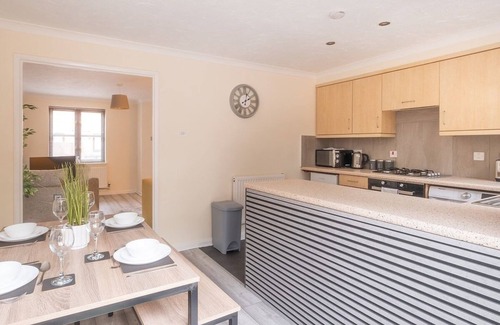 Bletchley House | Modern and Stylish Home away from Home