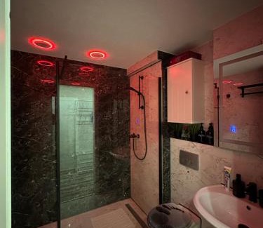 Neuburg Apartment | Modern Apartments Neuburg P - TOP - 2 Zimmer, Komfort, Balkon, Wi-Fi, Smart TV, Große Dusche, Küche