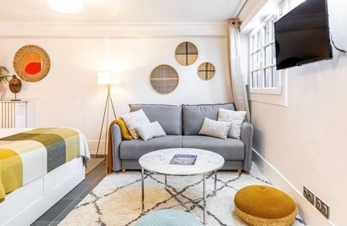 Meudon Apartment | Modern Apartement with Garden and TV Salon, 15' to Eiffel