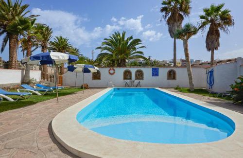 Buenavista del Norte Apartment | Modern Apartment in Buenavista del Norte with a Shared Pool