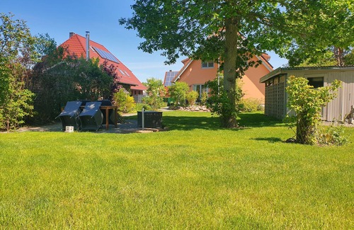 Glowe Apartment | Modern apartment no. 1 with terrace, sauna in the house, garden - vacation apartments by the forest