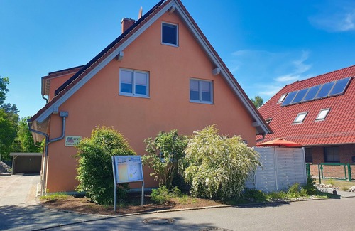 Glowe Apartment | Modern apartment no. 1 with terrace, sauna in the house, garden - vacation apartments by the forest