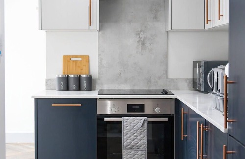 Havering Apartment | Modern Apartment in Romford near Elizabeth Line*8