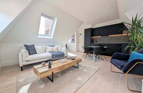 West Finchley Apartment | Modern Apartment in Moss Hall Court