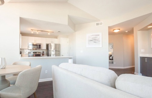 Westridge Apartment | Modern Apartment in Prime Location (ID8406X40)