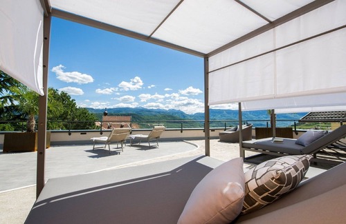 Caldaro Sulla Strada del Vino Apartment | Modern Apartment "App. Blauburgunder" with Mountain View, shared pool and shared sauna