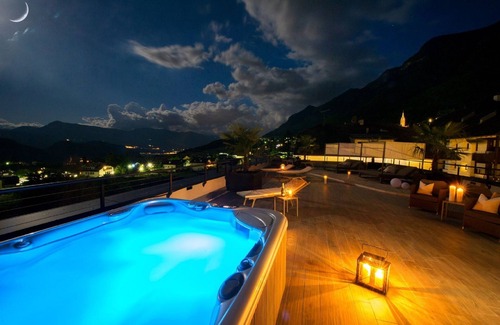 Caldaro Sulla Strada del Vino Apartment | Modern Apartment "App. Blauburgunder" with Mountain View, shared pool and shared sauna