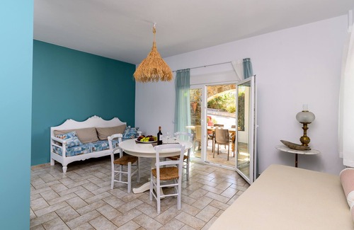 Agkisaras Apartment | Modern apartment by the sea