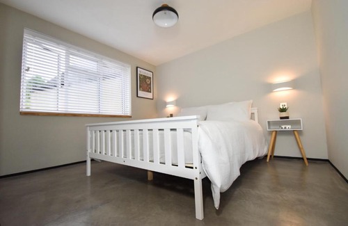 Woodstock Apartment | Modern Apartment Central Woodstock with Parking