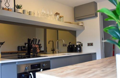 Woodstock Apartment | Modern Apartment Central Woodstock with Parking