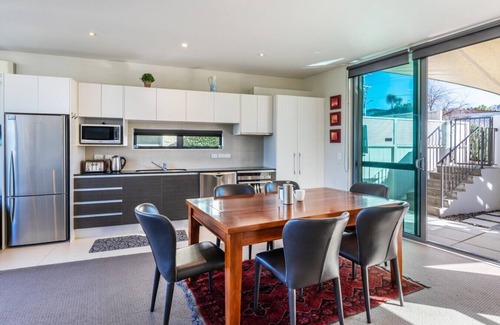 Taupo Apartment | Modern Apartment, Central with Wi-Fi & Linen