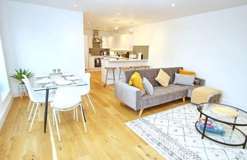Worthing Apartment | Modern Apartment for Contractors & Small Groups by Stones Throw Apartments - Free Parking - Sea View