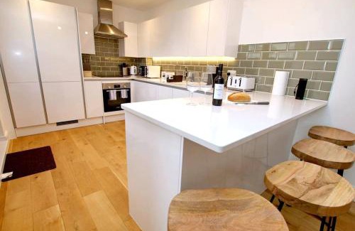 Worthing Apartment | Modern Apartment for Contractors & Small Groups by Stones Throw Apartments - Free Parking - Sea View