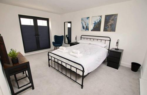 Worthing Apartment | Modern Apartment for Contractors & Small Groups by Stones Throw Apartments - Free Parking - Sea View