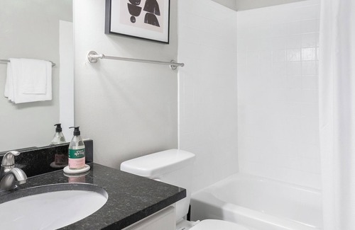 Indianapolis Apartment | Modern Apartment in Prime Location (ID5744X73)