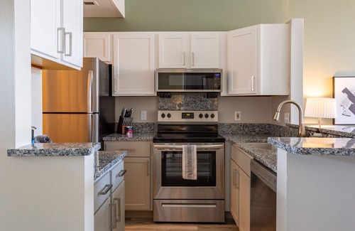 Wayne Apartment | Modern Apartment in Prime Location (ID1193X713)