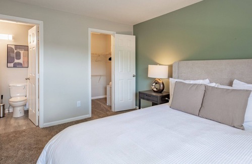 Wayne Apartment | Modern Apartment in Prime Location (ID1193X713)