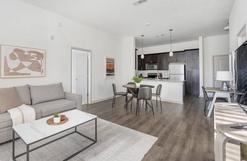 Seven Springs Apartment | Modern Apartment in Prime Location (ID9302X17)