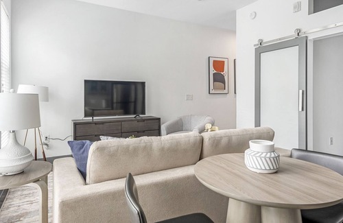 Second Ward Apartment | Modern Apartment in Prime Location (ID5335X22)