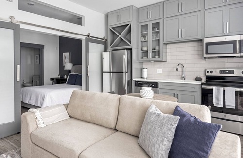 Second Ward Apartment | Modern Apartment in Prime Location (ID5335X22)