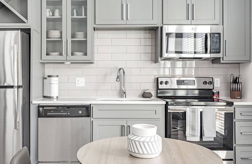 Second Ward Apartment | Modern Apartment in Prime Location (ID5335X22)