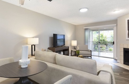 Tanasbourne Apartment | Modern Apartment in Prime Location (ID9191X01)