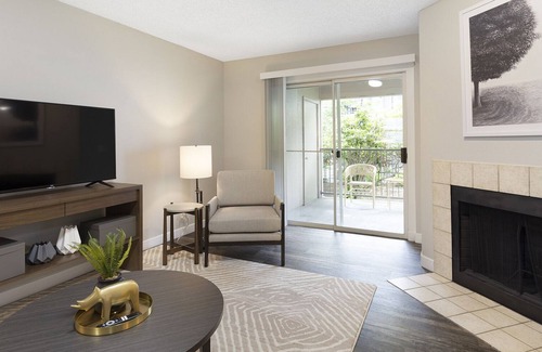 Tanasbourne Apartment | Modern Apartment in Prime Location (ID9191X01)