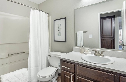 Tanasbourne Apartment | Modern Apartment in Prime Location (ID1014X138)