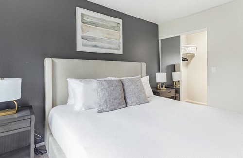 Tanasbourne Apartment | Modern Apartment in Prime Location (ID1014X138)