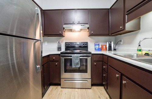Lexington Apartment | Modern Apartment in Prime Location (ID7684X4)