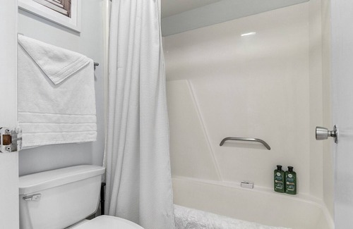 Lexington Apartment | Modern Apartment in Prime Location (ID7684X1)