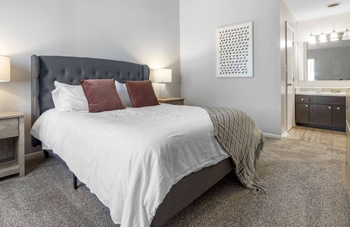 Lexington Apartment | Modern Apartment in Prime Location (ID7684X1)