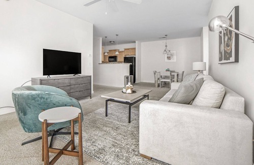 Lexington Apartment | Modern Apartment in Prime Location (ID6425X78)