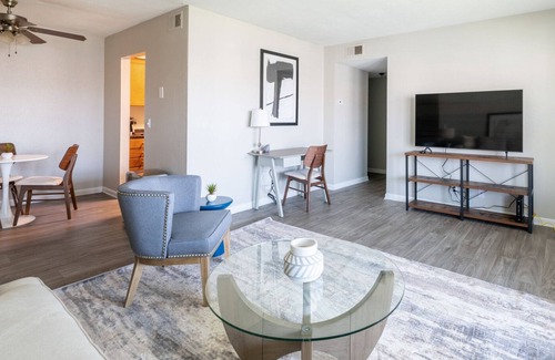 Hermitage Apartment | Modern Apartment in Prime Location (ID6096X94)