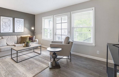 Hermitage Apartment | Modern Apartment in Prime Location (ID1008X713)