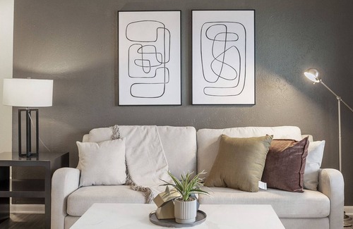 Hermitage Apartment | Modern Apartment in Prime Location (ID1008X713)