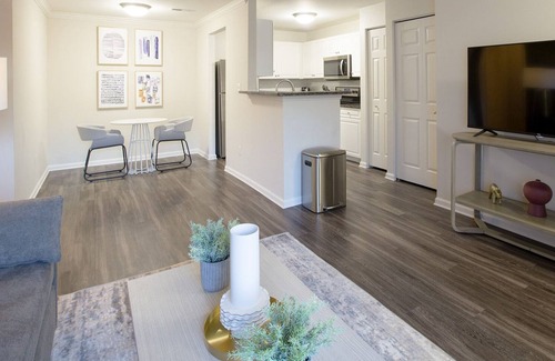 Rochester Apartment | Modern Apartment in Prime Location (ID7894X33)