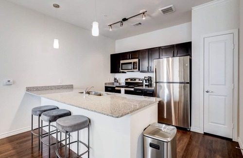 Burleson Apartment | Modern Apartment in Prime Location (ID9554X56)