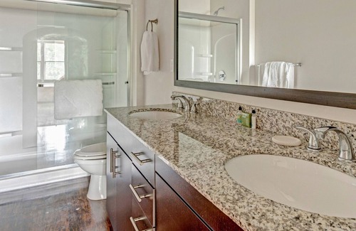 Franklin Apartment | Modern Apartment in Prime Location (ID1958X23)