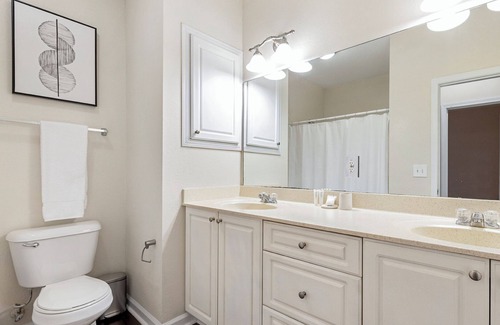 Town Center Apartment | Modern Apartment in Prime Location (ID1216X611)