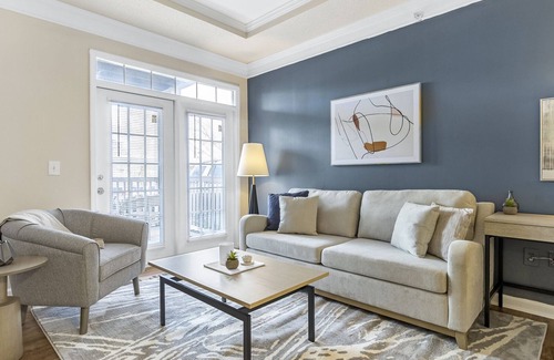 Town Center Apartment | Modern Apartment in Prime Location (ID4701X19)