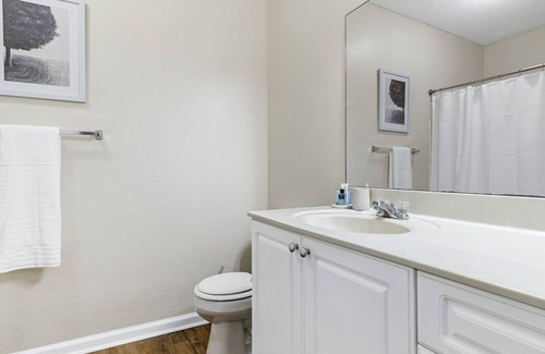 Town Center Apartment | Modern Apartment in Prime Location (ID4701X19)