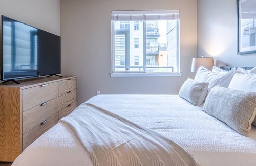 Juanita Apartment | Modern Apartment in Prime Location (ID5061X34)