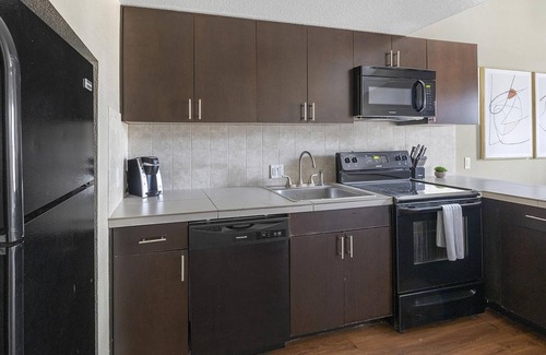 Longmont Apartment | Modern Apartment in Prime Location (ID9230X68)