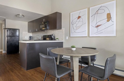 Longmont Apartment | Modern Apartment in Prime Location (ID9230X68)