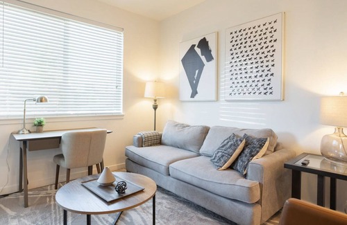 Meridian Apartment | Modern Apartment in Prime Location (ID3104X13)