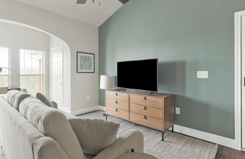 Richmond Apartment | Modern Apartment in Prime Location (ID1272X140)