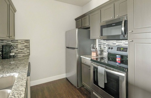 Richmond Apartment | Modern Apartment in Prime Location (ID1272X140)