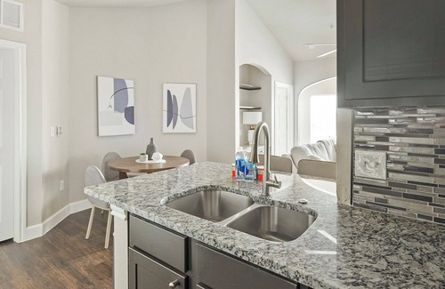 Richmond Apartment | Modern Apartment in Prime Location (ID1272X140)